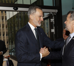 Su Majestad el Rey es recibido por el Principe Heredero a su llegada al Foro Empresarial España-Dinamarca