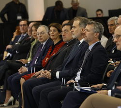 Su Majestad el Rey con el Principe Heredero de Dinamarca en primera fila de asientos durante el Foro Empresarial España-Dinamarca 