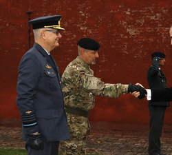 Su Majestad el Rey recibe el saludo del comandante de Copenhague, Mads Rahbek, en presencia del jefe de Defensa Dinamarca, Flemming Lentfer