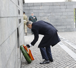Don Felipe en presencia de Doña Letizia coloca la cinta de la ofrenda de flores de Sus Majestades los Reyes