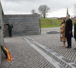 Los Reyes y los Principes Herederos de Dinamarca durante la interpretación del himno “Ultimo puesto de Dinamarca”, tras colocar la cinta d