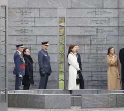 Los Reyes y los Principes Herederos de Dinamarca durante las explicaciones a cargo del comandante de Copenhague sobre el monumento al Esfuerzo Interna