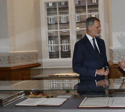 Su Majestad el Rey con el presidente del Parlamento de Dinamarca recorren una exposición de Constituciones danesas