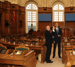 Su Majestad el Rey con el presidente del Parlamento de Dinamarca visitan las instalaciones de la Cámara