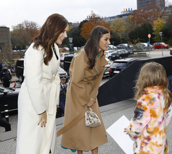 Su Majestad la Reina acompañada por la Princesa Mary a su llegada al Rigshospitalet son recibidas por dos niños que han recibido tratamiento en el hos