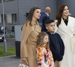 Su Majestad la Reina acompañada por la Princesa Mary a su llegada al Rigshospitalet con unos niños que han recibido tratamiento en el hospital 