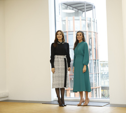 Su Majestad la Reina acompañada por la Princesa Mary durante su visita al Rigshospitalet