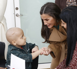 Su Majestad la Reina con un niño del módulo piloto del nuevo Hospital Mary Elisabeth