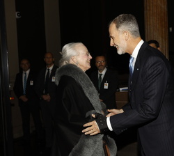 Sus Majestades los Reyes son recibidos por la Reina Margarita a su llegada a la Glyptoteca 
