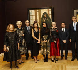 Fotografía de los Reyes, la Reina Margarita, los Principes Herederos y comisarios de la exposición “Joaquín Sorolla: La luz en movimiento”
