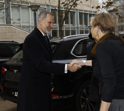 Sus Majestades los Reyes son recibidos por la decana de la Facultad de Humanidades de la Universidad de Copenhague, Kirsten Busch Nielsen