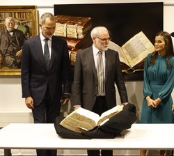 Los Reyes y la Reina Margarita atienden a las explicaciones sobre 'Libro de los Epítomes' a cargo del profesor e investigador, Matthew Driscol