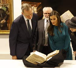 Los Reyes y la Reina Margarita observan el 'Libro de los Epítomes' valiosa recopilación de 1540 que perteneció a Hernando Colón, (1488-1539), 