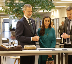 Sus Majestades los Reyes observan unos documentos, algunos cedidos por la Biblioteca Real danesa, sobre las relaciones hispano-danesas