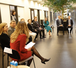 Sus Majestades los Reyes junto a los Principes Herederos de Dinamarcan durante el dialogo con académicos e investigadores de español de distintas univ