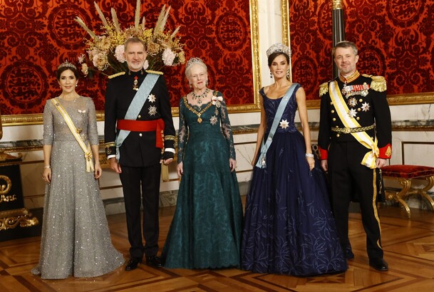 Sus Majestades los Reyes junto a Su Majestad la Reina Margarita y los Príncipes Herederos