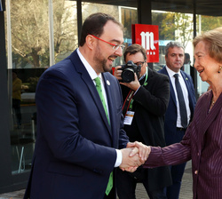 Su Majestad la Reina Doña Sofía recibe el saludo del presidente del Principado de Asturias, Adrián Barbón