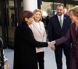 Su Majestad la Reina Doña Sofía recibe el saludo de la alcaldesa de Gijón, Carmen Moriyón