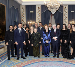 Doña Sofía, las autoridades y las personalidades asistentes junto a los músicos y artistas que han participado en el concierto benéfico