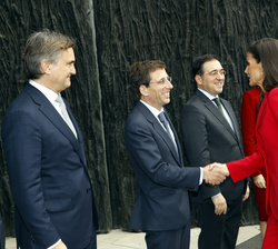 Su Majestad la Reina recibe el saludo del alcalde de Madrid, José Luis Martínez-Almeida