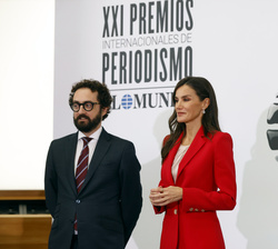 Doña Letizia junto al director del diario El Mundo, Joaquín Manso