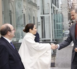 Su Majestad el Rey recibe el saludo de la presidenta de la Comunidad de Madrid, Isabel Díaz Ayuso