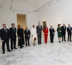 Sus Majestades los Reyes junto a las autoridades que los recibieron a su llegada al Centro de Arte Reina Sofía