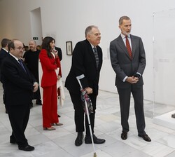Su Majestad el Rey, acompañado del comisario de la exposición, Eugenio Carmona, junto a la escultura "El efebo de Antequera"