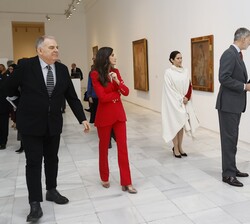 Don Felipe contempla una de las obras de Picasso expuestas