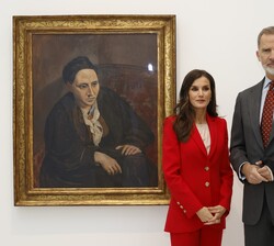 Sus Majestades los Reyes junto a la pintura de Picasso, Gertrude Stein