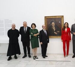 Sus Majestades los Reyes, acompañados de las autoridades junto a la pintura de Picasso, Gertrude Stein