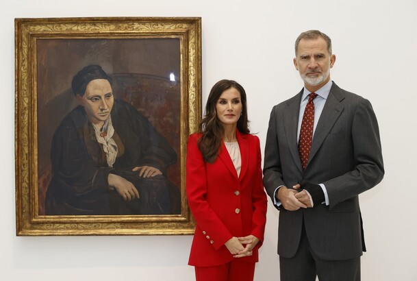 Sus Majestades los Reyes junto a la pintura de Picasso, Gertrude Stein