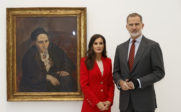 Sus Majestades los Reyes junto a la pintura de Picasso, Gertrude Stein