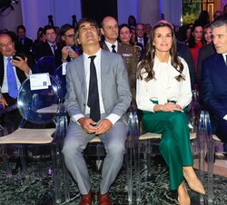 La Reina en la primera fila de asientos momentos antes del inicio del acto