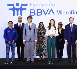 Doña Letizia con los participantes en el acto “Tecnología para cerrar brechas. Creando sin límites”