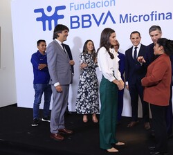 Doña Letizia conversa con los participantes