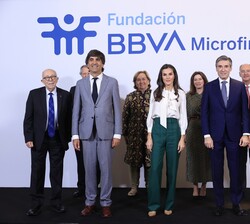 La Reina con los representantes de Países Iberoamericanos en los que opera la FMBBVA y patronos de la Fundación Microfinanzas BBVA