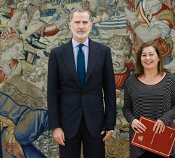 Su Majestad el Rey junto a la presidenta del Congreso de los Diputados, Francina Armengol Socias