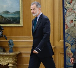Su Majestad el Rey, acompañado por la presidenta del Congreso de los Diputados, Doña Francina Armengol Socias, se dirigen al despacho de Don Felipe