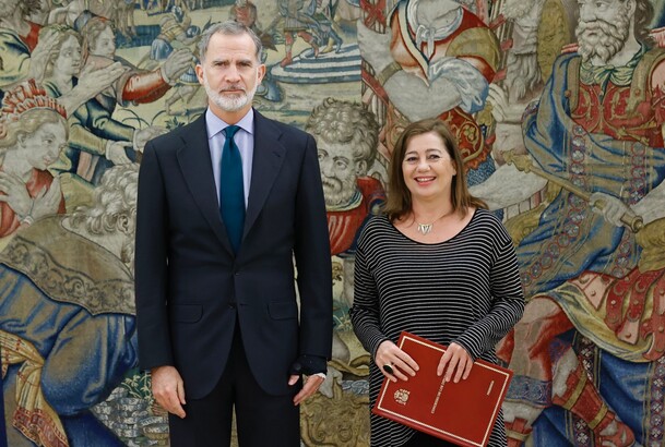Su Majestad el Rey junto a la presidenta del Congreso de los Diputados, Francina Armengol Socias