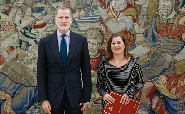 Su Majestad el Rey junto a la presidenta del Congreso de los Diputados, Francina Armengol Socias