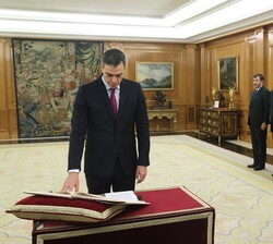 El Rey durante la Promesa de Don Pedro Sánchez Pérez-Castejón, como presidente del Gobierno