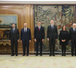 Su Majestad el Rey junto al presidente del Gobierno y autoridades del Estado