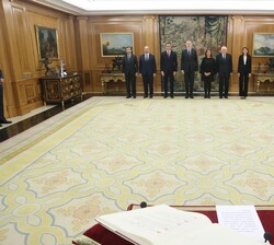 Su Majestad el Rey junto al presidente del Gobierno y autoridades del Estado tras la promesa del cargo de Pedro Sánchez Pérez-Castejón