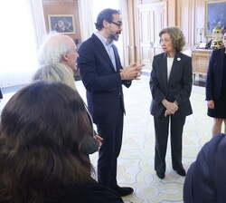La Reina Doña Sofía conversa con los asistentes a la entrega del XL Premio Reina Sofía de Composición Musical a Javier Quislant García