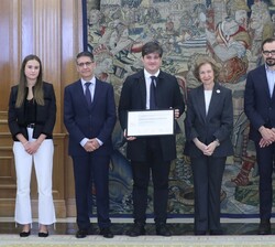 La Reina Doña Sofía con Javier Quislant García, galardonado con el "XL Premio Reina Sofía de Composición Musical" y acompañantes