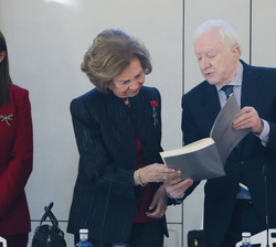 El presidente del Patronato de la Fundación Atapuerca, Antonio Méndez Pozo, muestra a Doña Sofía un libro de la Fundación Atapuerca