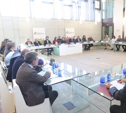 Vista de la mesa de la reunión del Patronato de la Fundación Atapuerca