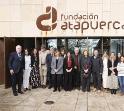 Doña Sofía acompañada de los patronos y los miembros del equipo de la Fundación Atapuerca