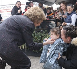 Doña Sofía saluda a una niña a su salida de la sede de la Fundación Atapuerca